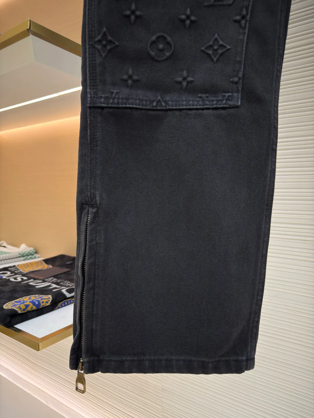 LOUIS VUITTON embossed work jeans ●Authentic product: purchased and developed by 17899 ●Item number: 1680249-B70 ●Material: denim fabric ●Technology: embossed embossed production ●Version: fitted version ●Weight: about 1085 grams ●Size: 30-32-34-36 ●Description: Integrating Monogram embossed pockets into a casual workwear silhouette, it can create a trendy look with the same style of overalls, or it can be mixed and matched with separate items to explore more fashion possibilities. Positioned panel splicing design, slightly distressed, washed blue, square nails with lettering under the left sleeve, decorative zipper, snap buttons at the front, standard cut version, casual style, suitable for both men and women. Original goods, washed casual jeans, imported original washed stretch fabric, comfortable and elastic, original hardware accessories decorated with logo, super correct fit, extremely high grade, high quality, fashionable and stylish upper body. The overall wiring is straight and delicate, the fabric is comfortable and soft, and the color is consistent without color difference. It can be matched with the same style to create a fashionable look and control various occasions. Customized accessories, complete with three standards, same style for men and women!